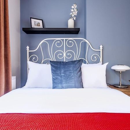 Central Flat With Sleek Interior In Sisli อิสตันบูล ภายนอก รูปภาพ