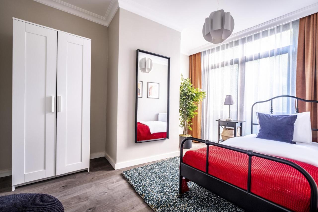 Central Flat With Sleek Interior In Sisli อิสตันบูล ภายนอก รูปภาพ